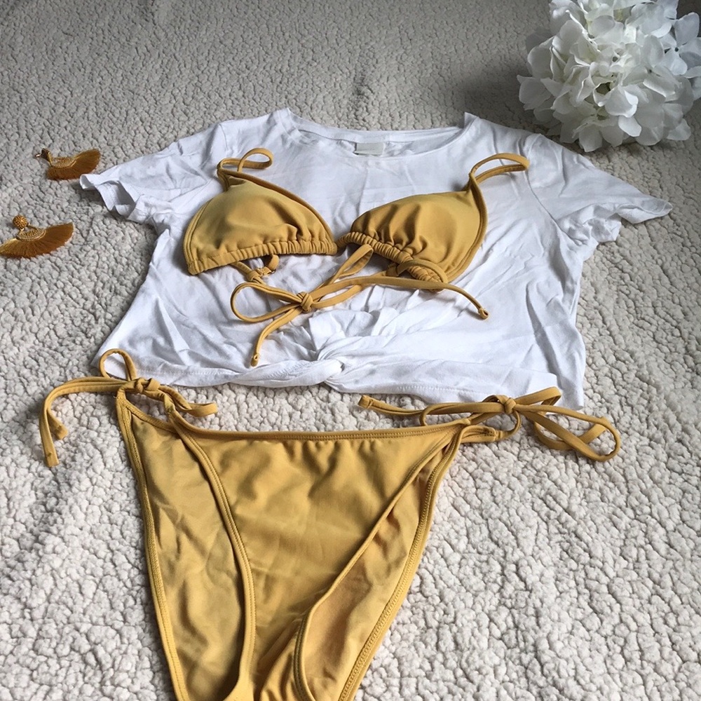 White T-shirt+(free bikini 👙 set) bikini is new!!